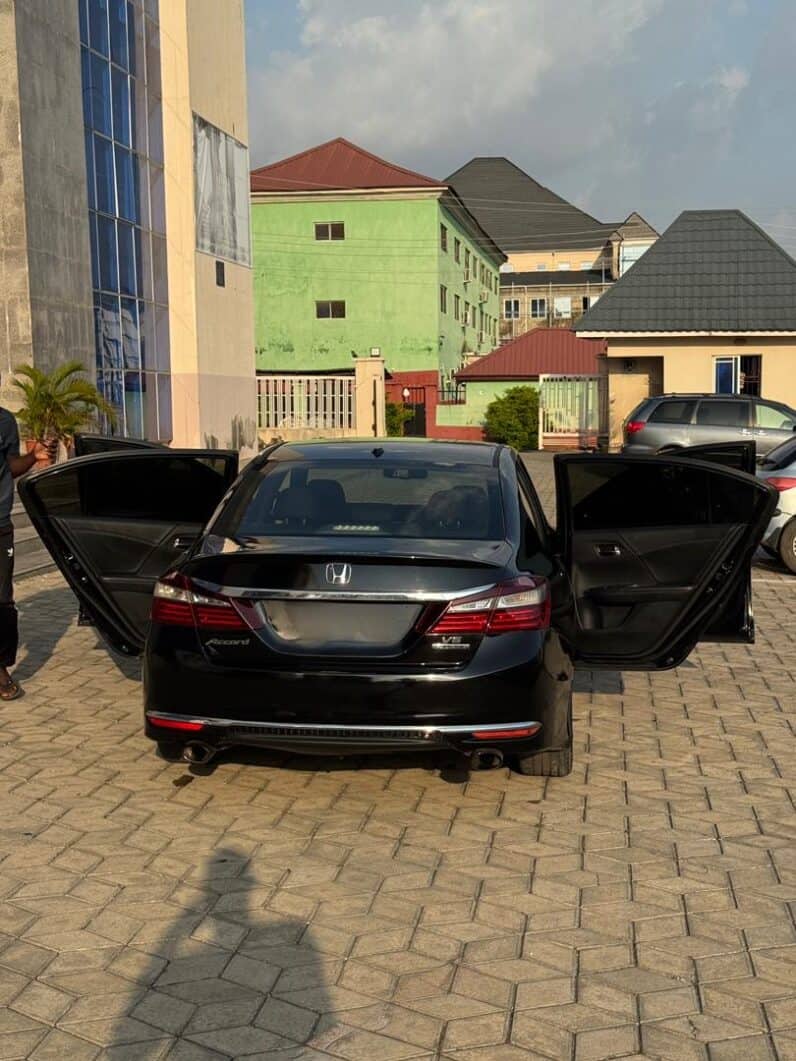 
2017 Honda Accord Touring full									