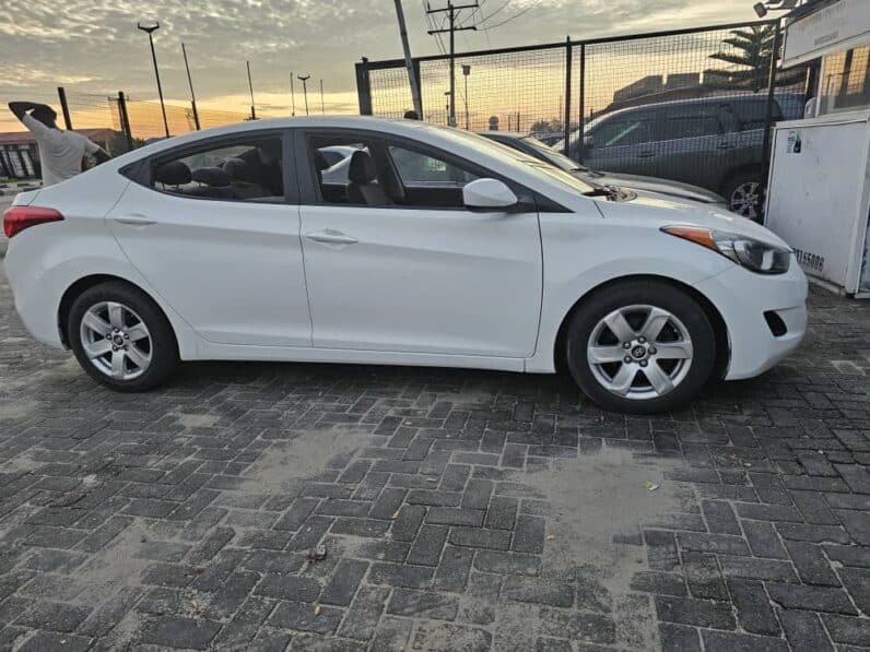 
2013 Hyundai Elantra full									