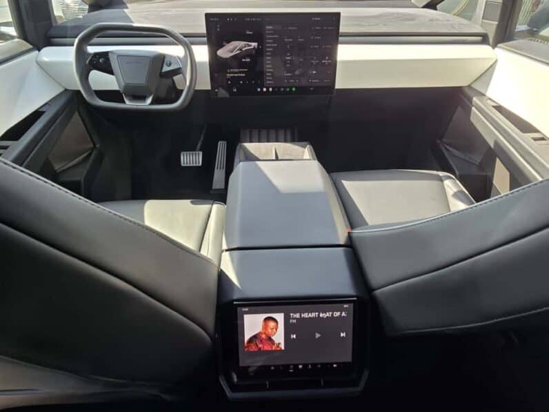 
2025 Tesla Cybertruck full									