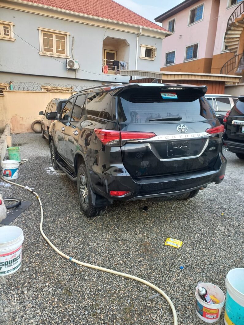 
2017 TOYOTA FORTUNER SR5 full									